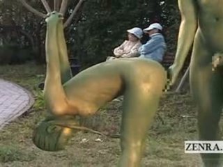 Subtitled 日本语 女人 painted 到 mimic park statue