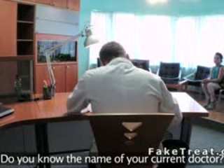 Лікар fucks пацієнт на a стіл