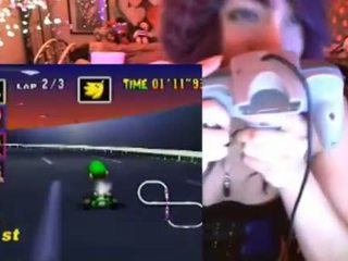 Geek mergaitė cums žaisti mario kart