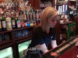 Che ricercato a cazzo un barmaid?