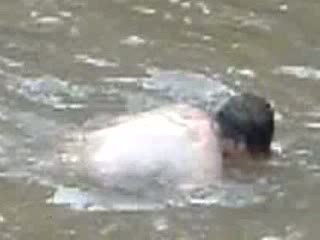Trakas latins having sekss uz the river kamēr atpūta no the ciems meklē video