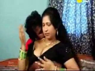 Indiane tamil moshë e pjekur aunty qirje me të saj boyfriend
